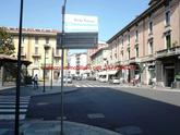 Bergamo vediamo fabbricato edificato negli anni 60 in aderenza a fabbricato dei primi del 900 che si affaccia su piazza S.Anna. in Immobili per imprese