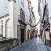 Vendiamo via Colleoni, negozio Bergamo Alta, con due vetrine e 1 bagno per un totale di circa mq 70,00 e appartamento bilocale in Vendita