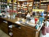 Vendiamo a Milano (Mi) in zona centralissima di passaggio, conosciutissima Erboristeria, aperta da oltre 75 anni, locale tutto a norma, attrezzato e corredato come nuovo, con laboratorio per trattamenti ayurvedici (eseguito da personale qualificato). in Vendita