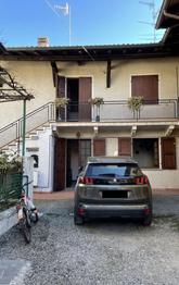 Vanoni Immobiliare propone: Castelletto Sopra Ticino (NO) via Garibaldi, villa a schiera su due livelli di circa mq.117,00 commerciali, collegabile con scala interna da realizzare, e con ampio spazio per posti auto, a pochi passi dal centro e dai principa in Vendita