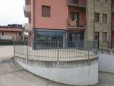 AFFARISSIMO !!! - TRESCORE BALNEARIO (BG) VIA NAZIONALE - VENDIAMO AMPIO NEGOZIO DI CIRCA MQ 315,00 SU DUE LIVELLI, OLTRE AMPIO PARCHEGGIO INTERNO, E PUBBLICO POSIZIONATO SU STRADA DI FORTE PASSAGGIO. in Vendita