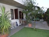 AFFARE !!! - VENDIAMO INTROVABILE PONTE SAN PIETRO (BG) IN LOCATE APPARTAMENTO 3 LOCALI E SERVIZI AL PIANO TERRA CON GIARDINO SU 3 LATI E TAVERNA, CORREDATO DA AMPIO BOX. SUPERFICIE DI CIRCA 118,00 MQ + GIARDINO. in Vendita