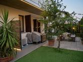 AFFARE !!! - VENDIAMO INTROVABILE PONTE SAN PIETRO (BG) IN LOCATE APPARTAMENTO 3 LOCALI E SERVIZI AL PIANO TERRA CON GIARDINO SU 3 LATI E TAVERNA, CORREDATO DA AMPIO BOX. SUPERFICIE DI CIRCA 118,00 MQ + GIARDINO. in Vendita